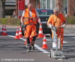 Arbeiter bei der Markierung einer Straße