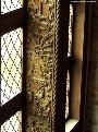 Gotischer Fensterstock in Stralsunder Giebelhaus mit geschnitztem Wappen eines mittelalterlichen Hausbesitzers aus dem 15. Jahnhundert
