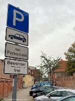 Die Schilder mit dem Zusatztext Bewohner mit Parkausweis Nr. A1 bzw A2 berechtigen Bewohner, hier kostenlos zu parken.
