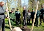  Mitglieder des Pommerschen Forstvereins und Oberbürgermeister Dr.-Ing. Alexander Badrow pflanzen gemeinsam den Baum