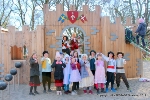 Wallenstein wird Wallensteinchen: Die Lütten der Karsten-Sarnow-Grundschule haben den neuen Spielplatz auf der Hospitaler Bastion im Sturm erobert.