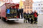 Gleich nach der Übergabe testeten die Feuerwehrleute zusammen mit Oberbürgermeister Alexander Badrow (auf der Ladeplattform 2.v.r.) zusammen mit dem Chef der Feuerwehr, Florian Peters (auf der Ladeplattform rechts) die Technik auf ihre Belastbarkeit.