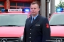 Der neue Chef der Stralsunder Feuerwehr, Florian Peters, vor den neuen Mannschaftstransportwagen (MTW)