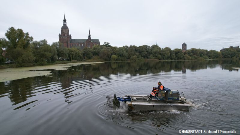 Das Amphibienboot auf dem Kleinen Frankenteich mit dem Gabelaufsatz