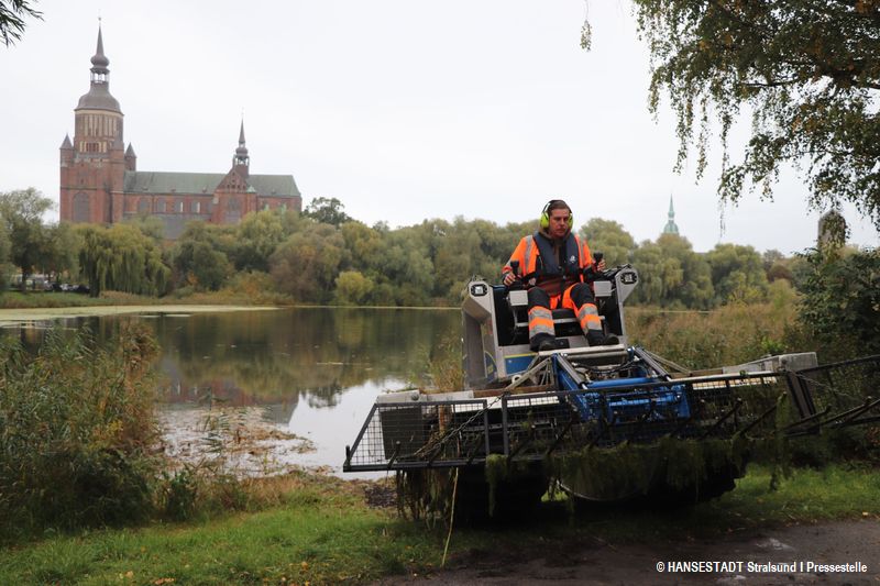 Paul Schwarz steuert das Amphibienboot auf den Kleinen Frankenteich