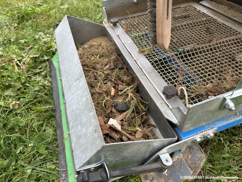 Der herausgesiebte Unrat wird fachgerecht als Sondermüll entsorgt