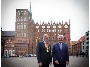 Oberbürgermeistert Alexander Badrow (l.) und Bundespräsident Frank-Walter Steinmeier vor dem Rathaus der Hansesttadt Stralsund
