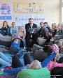 Oberbürgermeister Alexander Badrow liest im Leseclub Grünhufe vor Schülerinnen und Schülern der Grundschule 