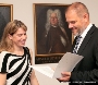 Aus den Händen von Oberbürgermeister Alexander Badrow erhält Dr. Sonja Gelinek ihre Ernennungsurkunde.