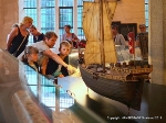 Museumspädagogin Angela Grigutsch erklärt den Kindern die Ausstellungsstücke im STRALSUND MUSEUM