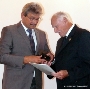 Bürgerschaftspräsident Peter Paul (l.) überreicht Klaus Trepping die Ehrennadel.