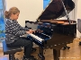 Der 10-jährige Felix Froese, Klavierschüler in der Musikschule, nutzt das neue Instrument sehr gern.