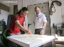 Steinmetzmeister Benjamin Rumpel und Uhrmachermeister Martin Kaczke besprechen die Restaurierung der Sonnenuhr