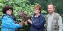 Übergabe an den Stralsunder Zoo - 'Hugo' zwischen den Rostocker Vogelpflegerinnen Michaela Nürnberg und Petra Rommel vor der Übergabe an Stralsunds Zooinspektor Kai Deichfischer