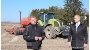 Oberbürgermeister Alexander Badrow (r.)  und Landwirt Aurel Hagen beim gemeinsamen Termin auf dem Feld