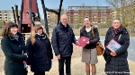 Große Freude über fast eine halbe Million Euro Fördermittel für die Außenanlagen der 'Gagarin' Grundschule v.l.n.r. Schulleiterin Anne-Katrin Beer, Hortleiterin Nicole Schwebke, Minister Christian Pegel, Dr. Sonja Gelinek, Senatorin und 2. Stellvertreterin des Oberbürgermeisters und Ronny Planke, Geschäftsführerin der SES mbH