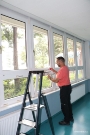Karsten Gehrt kümmert sich um die Fenster der 'Marie Curie'
