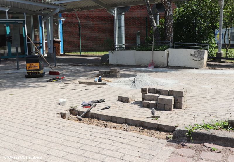 Pflasterarbeiten im Außenbereich der Diesterweg-Halle Pflasterarbeiten im Außenbereich der Diesterweg-Halle