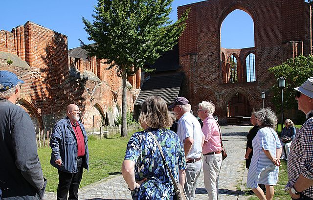 Denkmalpfleger Dr. Gunnar Möller (2.v.l.) führte die schwedischen Gäste durch das Johanniskloster