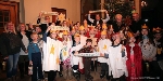 Alle auf einem Bild vor Weihnachtsbaum im Rathaus: die Sternsingerinnen und Sternsinger der evangelischen Kirchgemeinden St. Nikolai, St. Marien und Heilgeist-Voigdehagen sowie der katholischen Kirchengemeinde Heilige Dreifaltigkeit, mit (hintere Reihe) v.l.n.r. Oberbürgermeister Alexander Badrow, Peter Paul, Präsident der Bürgerschaft, Pastor Christoph Lehnert und Pfarrer Johannes Schaan