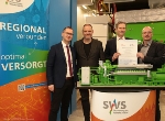 Freude über die Auszeichnung des innovativen BHKW bei Anselm Drescher, Geschäftsführer SWS Energie GmbH, Oberbürgermeister Alexander Badrow, Ralf Bernhardt, Geschäftsführer SWS Energie GmbH sowie Basilian Drans, Betriebsleiter Erzeugung SWS Energie GmbH