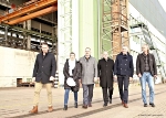 Vor der Halle, welche die Strela Shiprepair GmbH pachtet, v.l.n.r. Niels Severin (Strela Shiprepair GmbH), Madleen Arnold (Mitarbeiterin Liegenschaften der Hansestadt Stralsund), Oberbürgermeister Alexander Badrow sowie Oliver Schepers und Jan Tebbe-Simmerdinger (Strela Shiprepair GmbH) und Frank-Bertolt Raith, Leiter des Amtes für Planung und Bau