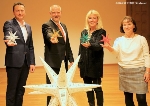 Präsentierten während einer Pressekonferenz die Stralsunder Sterne (aus dem 3-D-Drucker) im Kleinformat vor einem Miniatur-Masson-Stern: v.l.n.r. Timo Viecens vom Weihnachtsmanagement, Oberbürgermeister Alexander Badrow, Susanna Masson, Geschäftsführerin der masson GmbH, und Heidi Waschki, Leiterin des Amtes für stadtwirtschaftliche Dienste