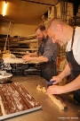 Hier werden Cookies in Teamarbeit für den Backofen vorbereitet. Oberbürgermeister Alexander Badrow (r.) schneidet die Stücken, Bäckermeister Martin Krämer platziert sie auf dem Blech