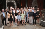 Oberbürgermeister Alexander Badrow (4.v.l.) empfing am Wochenende fünfzehn Nachfahren der jüdischen Kaufmannsfamilie Blach im Rathaus. Mit dabei: Friederike Fechner (6.v.l.), Bürgerschaftsmitglied und Trägerin des Bundesverdienstkreuzes, Steffi Behrendt (2.v.l.), Amtsleiterin für Kultur, Welterbe und Medien, sowie Dirk Schleinert (1.v.l.), Direktor des Stralsunder Stadtarchivs.