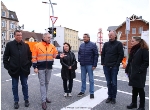 'Wir sind 14 Tage eher fertig geworden, als geplant war', so Oberbürgermeister Alexander Badrow anlässlich der Freigabe der Kreuzung, auf dem Bild v.l.n.r. Abteilungsleiter Stephan Bogusch, Oberbürgermeister Alexander Badrow, Amtsleiterin Heidi Waschki, der Präsident der Bürgerschaft Peter Paul, Bauamtsleiter Dr. Frank-Bertolt Raith sowie SES-Geschäftsführerin Ronny Planke