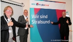 Beim Start in Stralsund dabei v.l.n.r. Joan Schlieker (regiocom-Gründer), Dirk Moritz (geschäftsführender Direktor snt-regiocom) und Oberbürgermeister Alexander Badrow